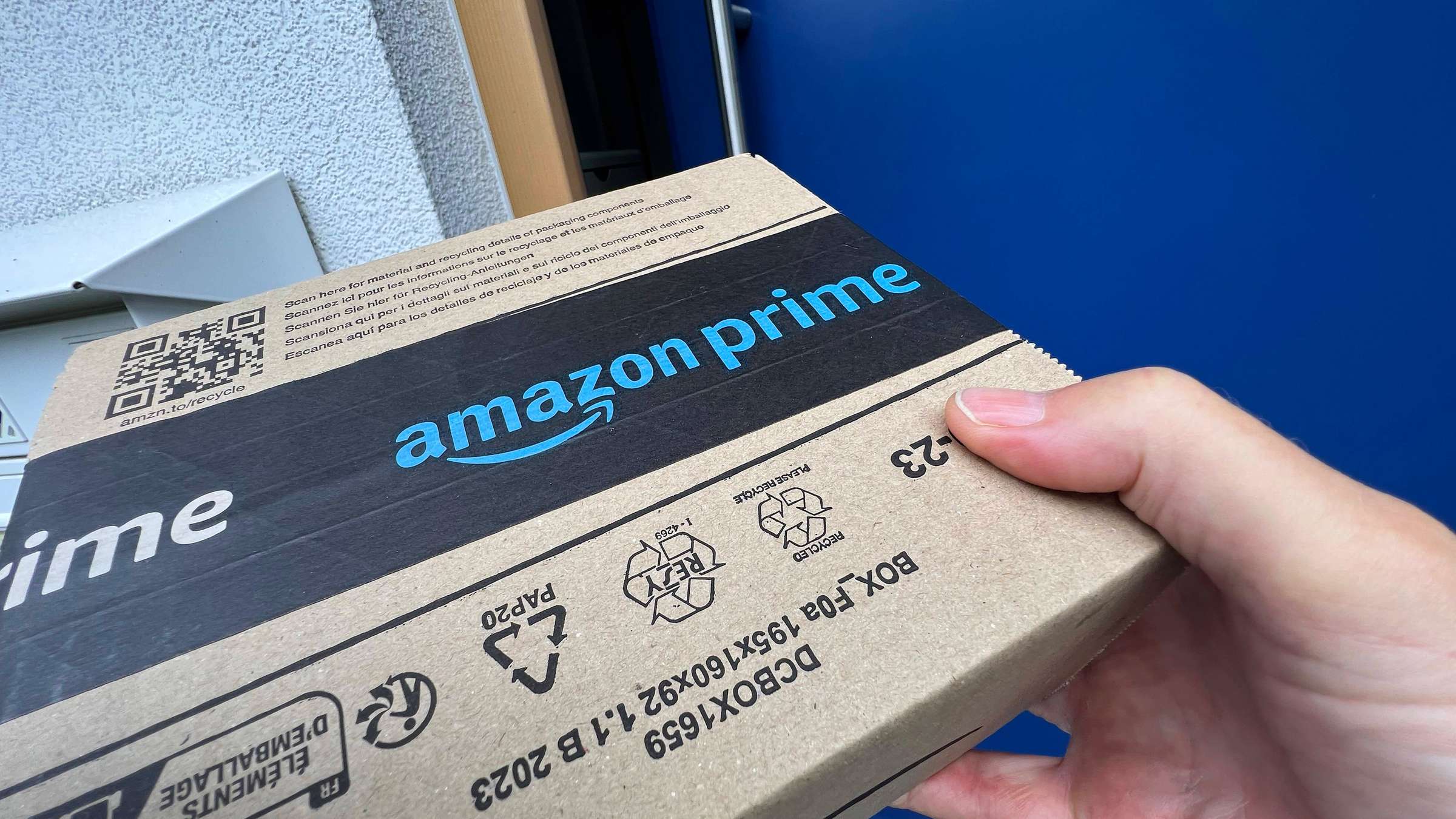 Amazon Logo mit gebrochenem Paket